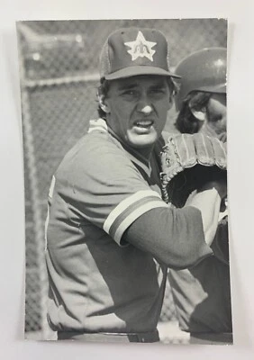 Mike Moore (1984) Seattle Mariners Vintage Baseball Postcard PCSM - Image 1 of 2