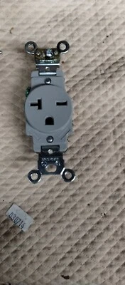 Leviton 5461-GY, 20 amperios, 250 voltios, cable trasero o lateral, NEMA 6-20R, 2 polos, 3 cables Foto 1 de 2