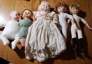 Muñecas de cuerpo de tela vintage 4 extremidades de porcelana 1 extremidad de plástico uno es un hombre zapatos - Imagen 1 de 13