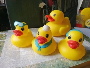 💥 Rubber Ducks Beach Fun Rare ducks. Quackery bath toy BIN A - Picture 1 of 6