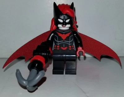 Lego Batwoman minifigure from DC Batman Arkham Asylum set 76300, New & In Hand - Image 1 of 3