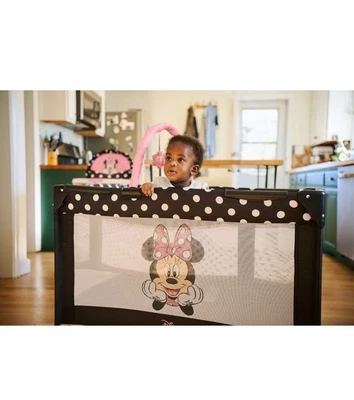 Disney Baby 3D Ultra Play Yard, Peeking Minnie con moisés y bolsa de almacenamiento Foto 1 de 3