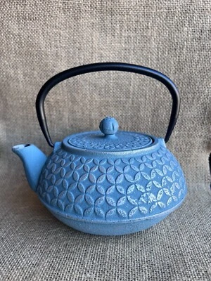 Tetera de hierro fundido con colador extraíble, capacidad térmica italiana, azul Foto 1 de 4