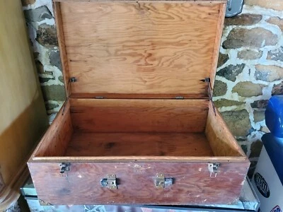 Baúl grande antiguo de hierro forjado de madera con detalles de paloma pintado verde M.H. Foto 1 de 4