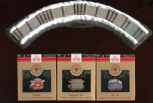 1991 HALLMARK CLAUS & CO RAILROAD TRAIN TRESTLE WITH 3 CARS (948) - Picture 1 of 2