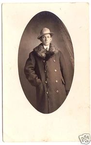 Cappotto foderato in pelliccia dandy con ampio collare di pelliccia, cappello/circa primi anni 1910 - CPR - Foto 1 di 2