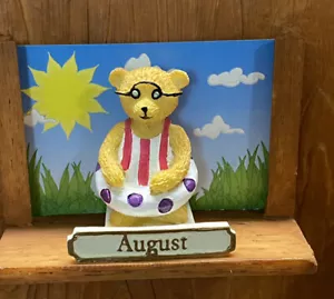 Oso de peluche Avon 2002 calendario perpetuo pieza de repuesto agosto con tarjeta - Imagen 1 de 3