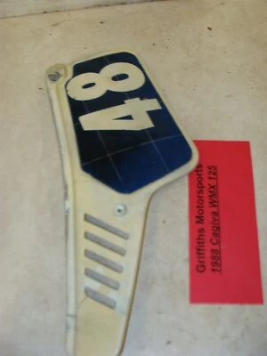 Cagiva WMX 125 1988 cubierta lateral izquierda matrícula placa AHRMA Foto 1 de 4