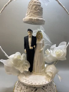 Vintage Hochzeitstorte Topper Biskuit & Gips blond Braut Brünette Bräutigam Rosen Glocke - Bild 1 von 15