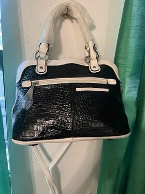 Bolso de mano de cuero texturizado blanco y negro con bolsillo frontal con cremallera Foto 1 de 3