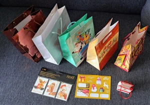 Konvolut 6 weihnachtliche Geschenktüten + Anhänger + Aufkleber - Bild 1 von 21
