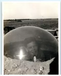 Vintage Photo 1953 US Army Soldier in an Air Guard Bubble England JNHC 4.25x3.25 - Imagen 1 de 2