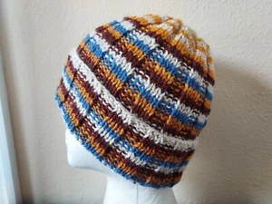 Berretto/cappello lavorato a mano caldo e accogliente misto lana a righe, naturale/oro/blu - Foto 1 di 7