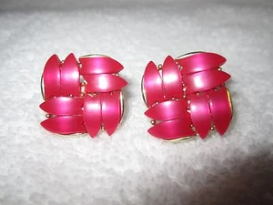 Pendientes termoestables Lisner rosa oscuro firmados Art Deco mediados de siglo vintage --¡Como nuevos! - Imagen 1 de 9