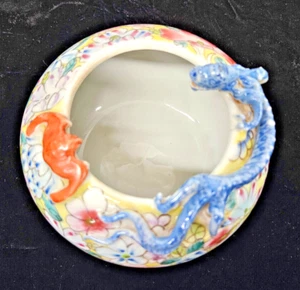 Antiguo cuenco chino de porcelana Mille Fleur con dragón y murciélago anterior a 1890-A - Imagen 1 de 9