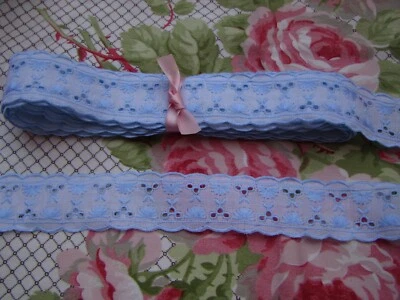 420 cm de galon  broderie anglaise bleu ciel ancien  largueur 3,4 cm - Photo 1/4