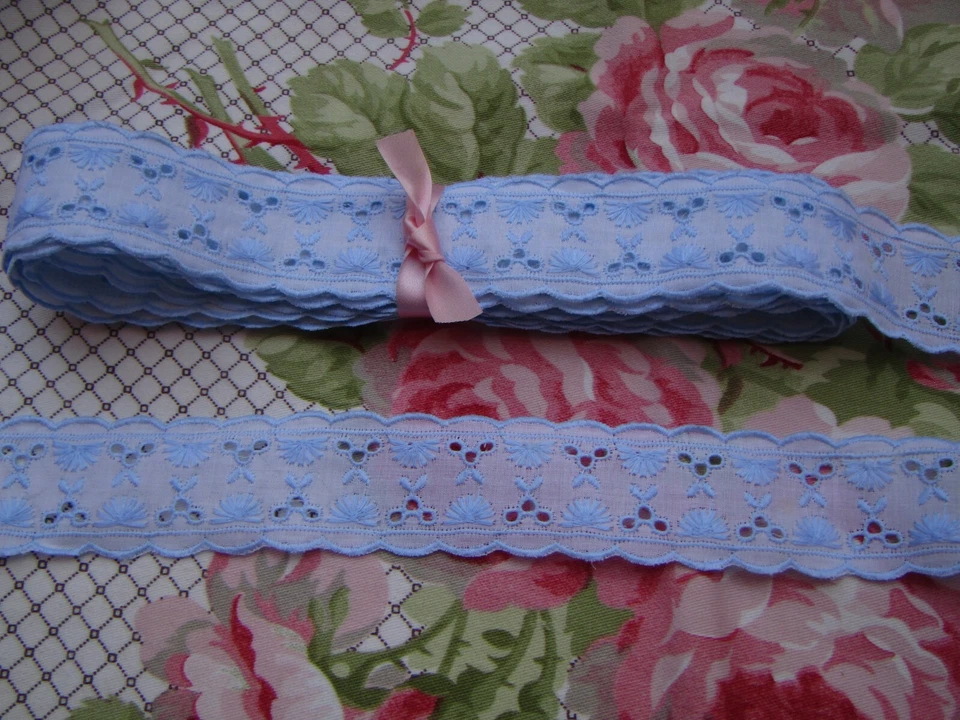 420 cm de galon  broderie anglaise bleu ciel ancien  largueur 3,4 cm - Photo 1/4