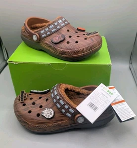 Zuecos Crocs x Star Wars Chewbacca clásicos forrados espresso m4/w6 - Imagen 1 de 5