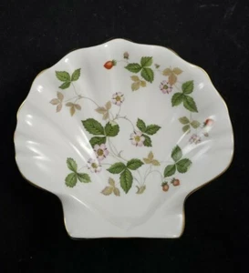 Plato de baratija en forma de concha de Wedgwood porcelana de hueso fresa silvestre - Imagen 1 de 6