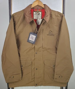 FILSON x DUCKS ULTD NUEVO $395 Talla Grande Hombres Piel Aceitosa Cubierta Tela Chaqueta Marcador de Millas - Imagen 1 de 22