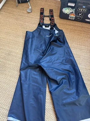 Babero de pesca Grundens juvenil azul marino talla 16 Foto 1 de 2