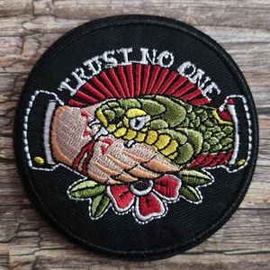 Parche Trust No One Snake Morderse Mano Tatuaje Estilo Rockabilly Punk Rock - Imagen 1 de 2