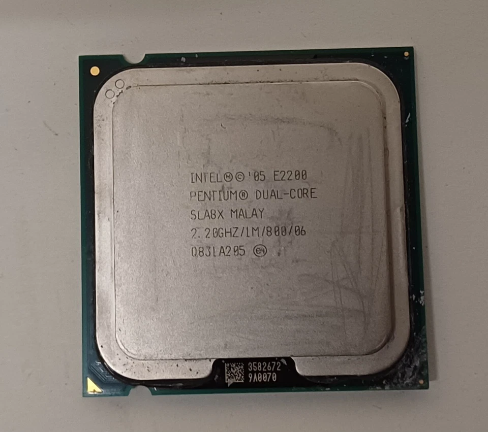 Processore Intel Pentium Dual Core E2200 SLA8X Socket LGA775 2.2GHz - Immagine 1 di 1