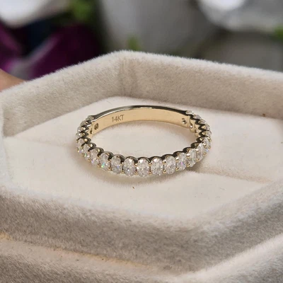 Alianza de boda de eternidad completa de diamantes cultivados en laboratorio VS1 de corte ovalado de 2,50 quilates de oro amarillo de 14 quilates Foto 1 de 4