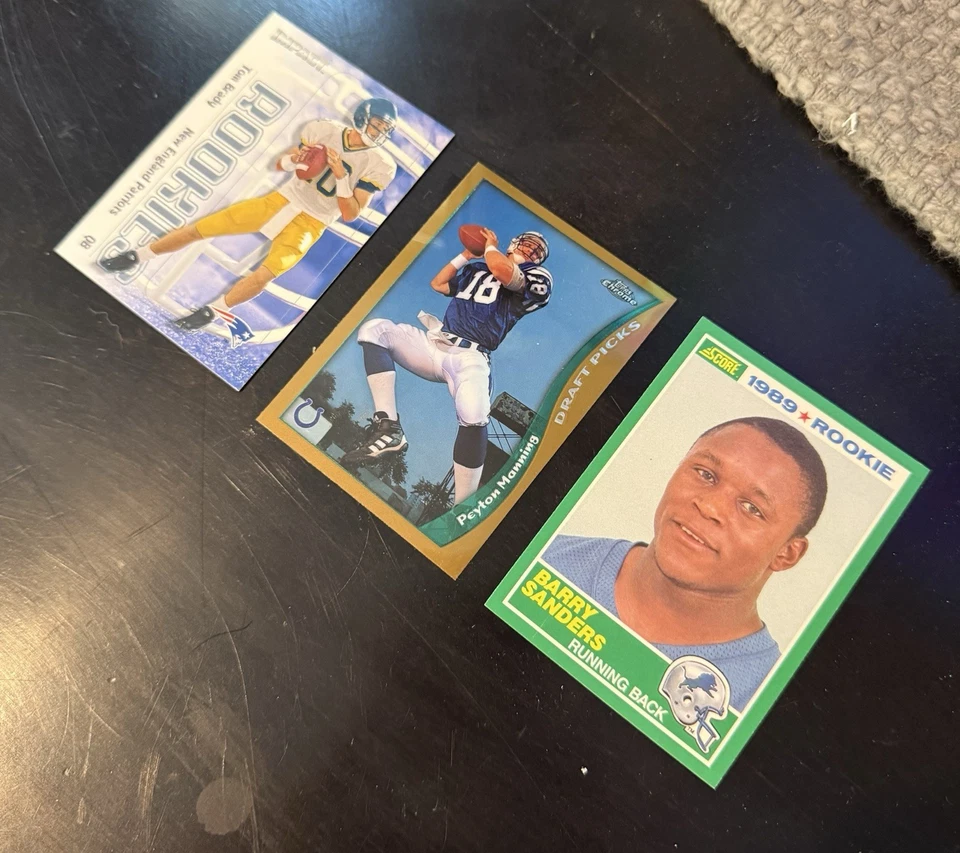 NFL HOF RC INVESTOR LOT 2000 TOM BRADY SKYBOX # 27, 1989 B. SANDERS SCORE #25 - Image 1 of 4