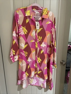 Caballete Mediano Floral Rosa Alto Bajo Botón Vestido Con Mangas Largas Foto 1 de 4