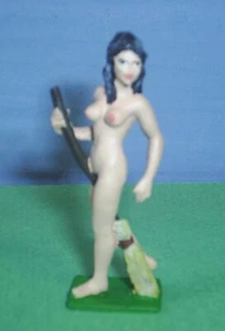 SPIELZEUG SOLDATEN BLECH SEXY SALEM HEXE REITET AUF IHRER BESENSTANGE 54 MM - Bild 1 von 1