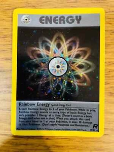 ¡CASI COMO NUEVO! Rainbow Energy (17/82) Holo Team Rocket Set Pokemon Card! ¡P&P rápido! - Imagen 1 de 4