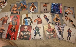 AEW Autografo 8x10 Lotto (20) FOTO WRESTLING CON MAGLIETTE COA PRO WRESTLING CRATE - Foto 1 di 6