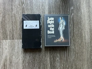 Late Night With The Devil Night Owls Fan Club Collector Edition Regenschirm Blu-ray - Bild 1 von 3