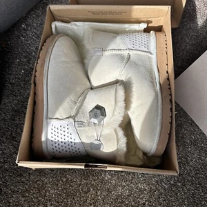 UGG Boots Gr. 7 Authentic 100% Nagelneu im Karton Wunderschön. Farbe Reinweiß. - Bild 1 von 10