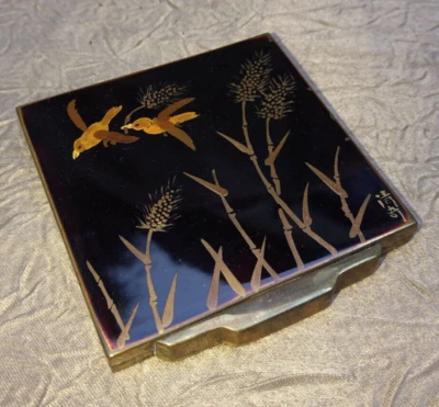 poudrier ancien des années 30, laque noir & émaillé d'un décors Japonnais, signé - Photo 1/4