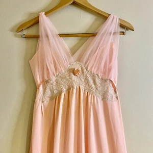 Vintage Aristocraft Peach Nightgown with Cream Lace Detail Size Small - Picture 1 of 10