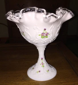 Fenton Art Glass Arruffato Bianco Latte Vetro Composta Artista Firmato - Foto 1 di 12