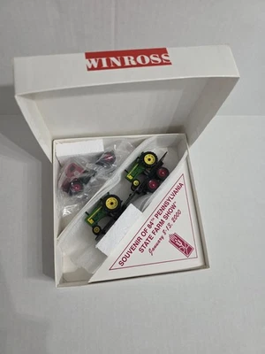 Camión de exhibición agrícola Winross 2000 PA con tractores John Deere. Incluye placa de madera nueva en caja Foto 1 de 4