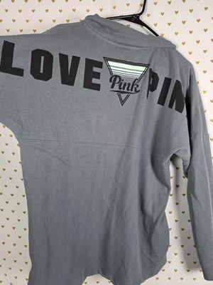 Camisa Suéter Victoria's Secret Rosa Gris Logo Cuarto Botón Manga Larga Bolsillos Foto 1 de 4