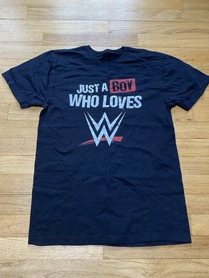 Hombre Novedad WWE Manga Corta Manga Corta - "Just A Boy Who Loves W" - Adulto Pequeño Foto 1 de 4