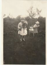 Vintage Foto Hübsches Kind mit Teddybär Teddybären Spielzeug 20er Jahre