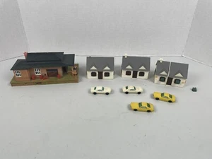 Vintage Tyco Lighted Freight Station #906 + Plasticville Houses + Cars - Picture 1 of 9