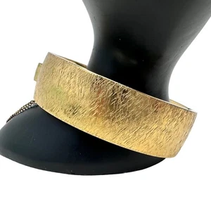 Brazalete Brazalete Cadena Seguridad Vintage Monet Texturizado Cepillado Tono Oro Bisagras - Imagen 1 de 10