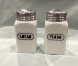 Vintage 30er Jahre McKee weißes Milchglas "MEHL und ZUCKERSTREUER" mit Deckel - Bild 1 von 4