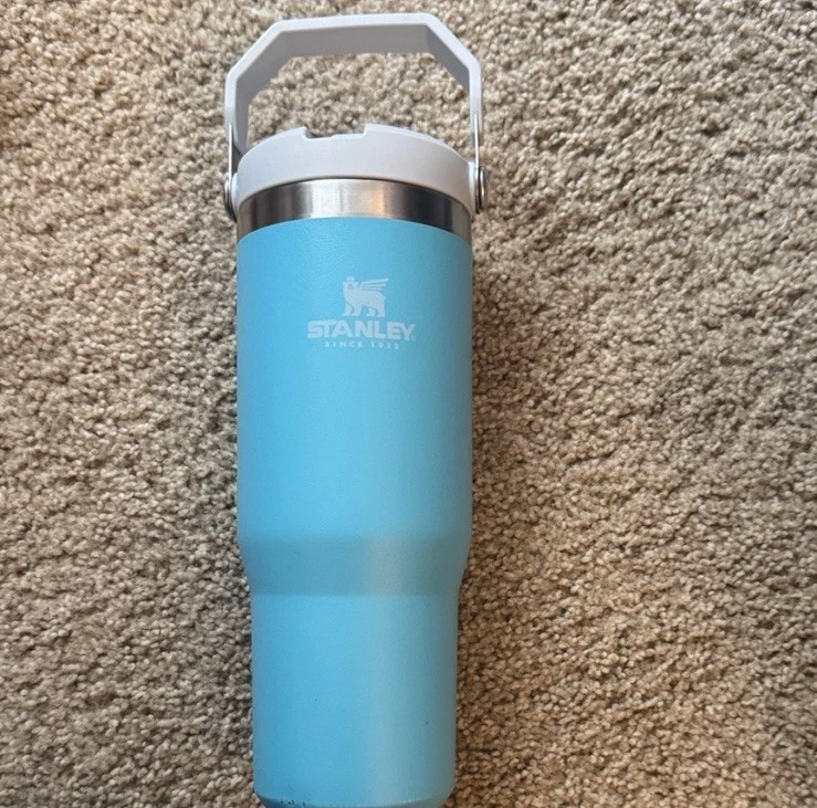 Vaso de pajita abatible IceFlow de acero inoxidable azul para piscina Stanley 30 oz Foto 1 de 4