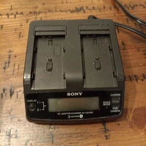 Adaptador/cargador de CA Sony AC-VQ1050 para unidad serie L solo A1 - Imagen 1 de 3