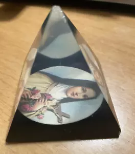 Piramide in acrilico vintage con fermacarte Madonna - Foto 1 di 6