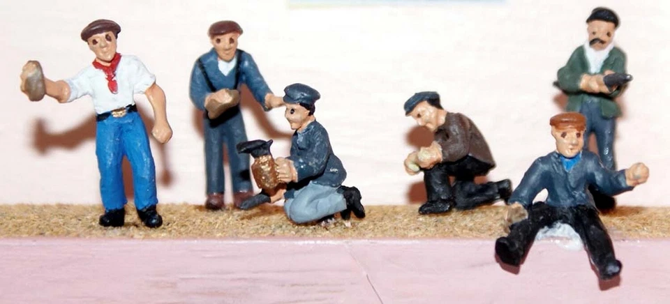 6 Boilermakers Loco Repair Men F201 UNPAINTED OO Scale Langley Model Kit Figures - Image 1 of 1