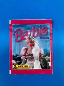 POCHETTE FIGURINE BARBIE FANTASY 1998 Images Panini AUTOCOLLANT POUR ALBUM NEUVE - Picture 1 of 2